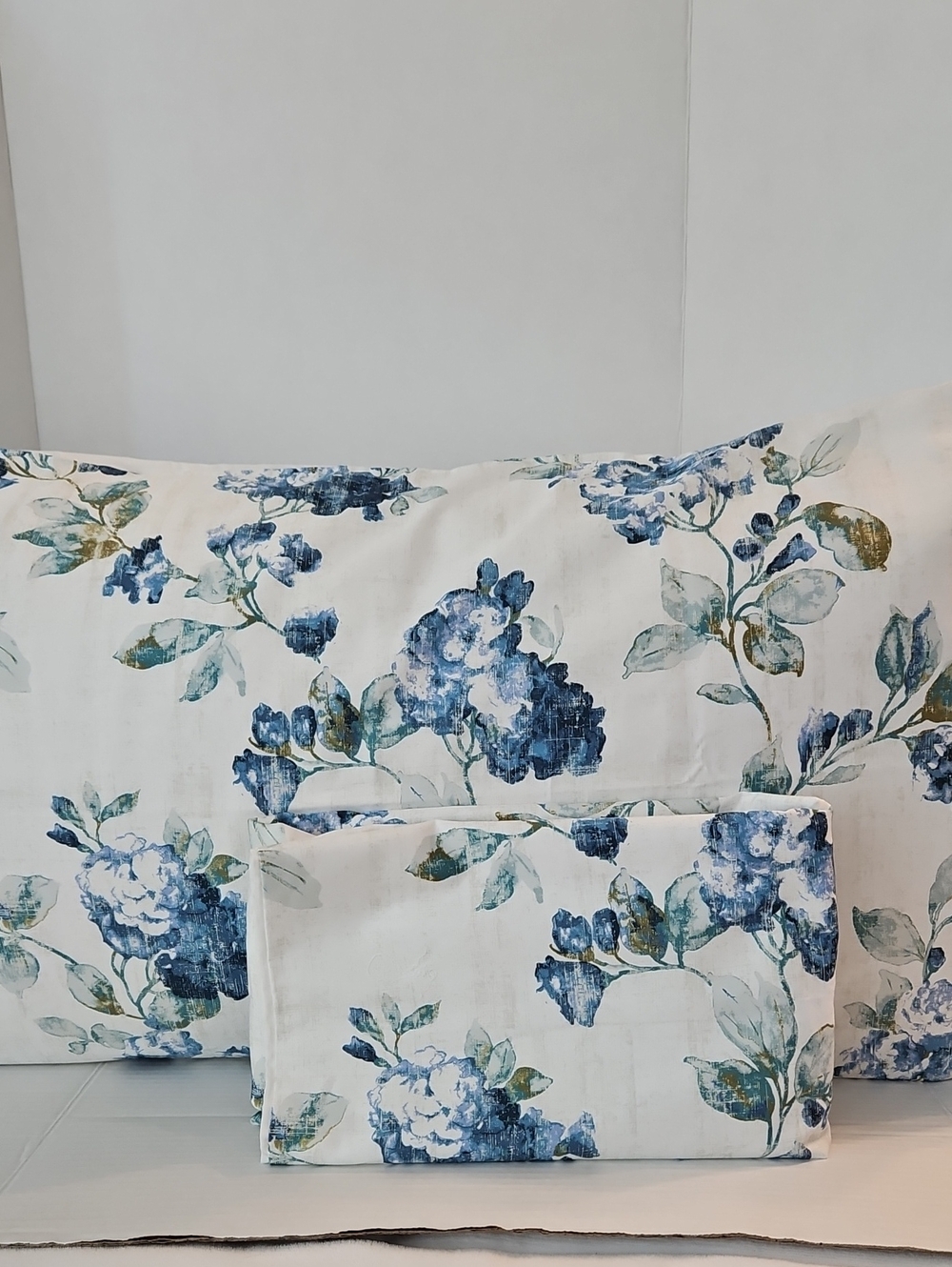 Home Decorators Collection NWOT Blues Teal Floral White Cotton King Pillow Shams
